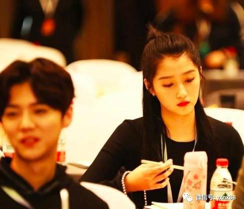 娱乐圈吃瓜鹿晗关晓彤,娱乐圈的甜蜜瓜果,揭秘他们的爱情故事